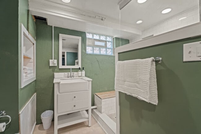 Building Photo - 2850 Hazel Ave