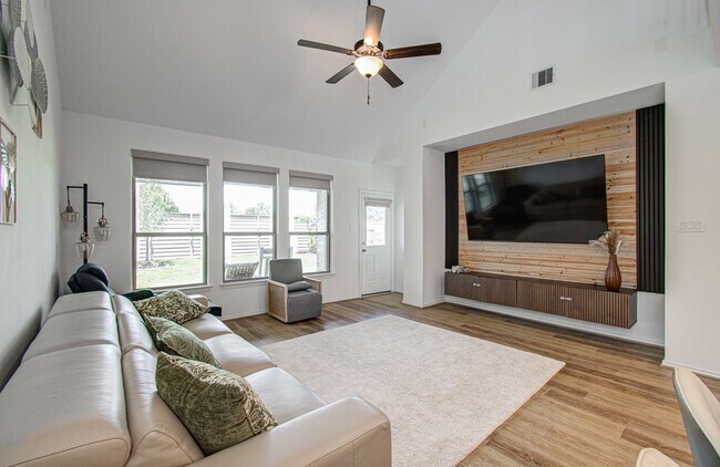 Building Photo - 4722 Crest Hill Dr