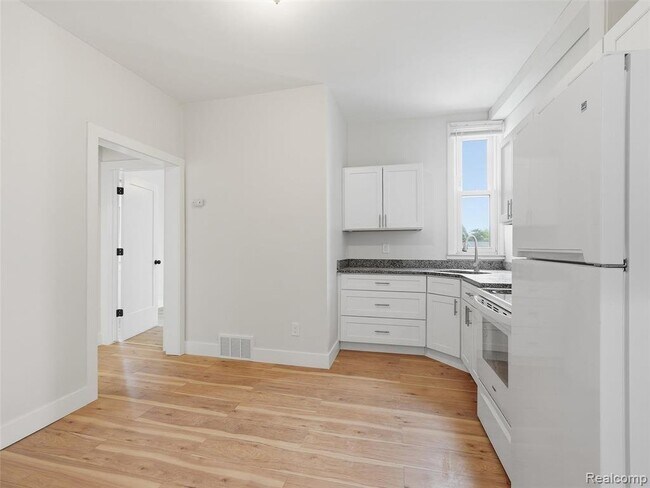 Building Photo - 146 E Hazelhurst St