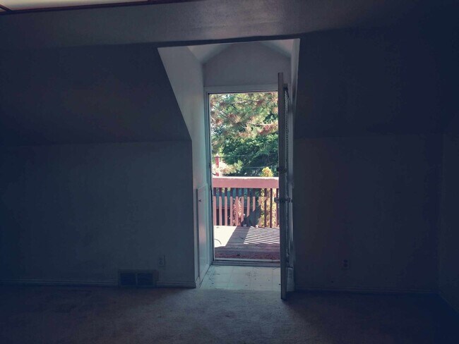 Building Photo - Charming 5 Bed, 2 bath home in the heart of Rexburg with detached 3 CAR GARAGE!!!!