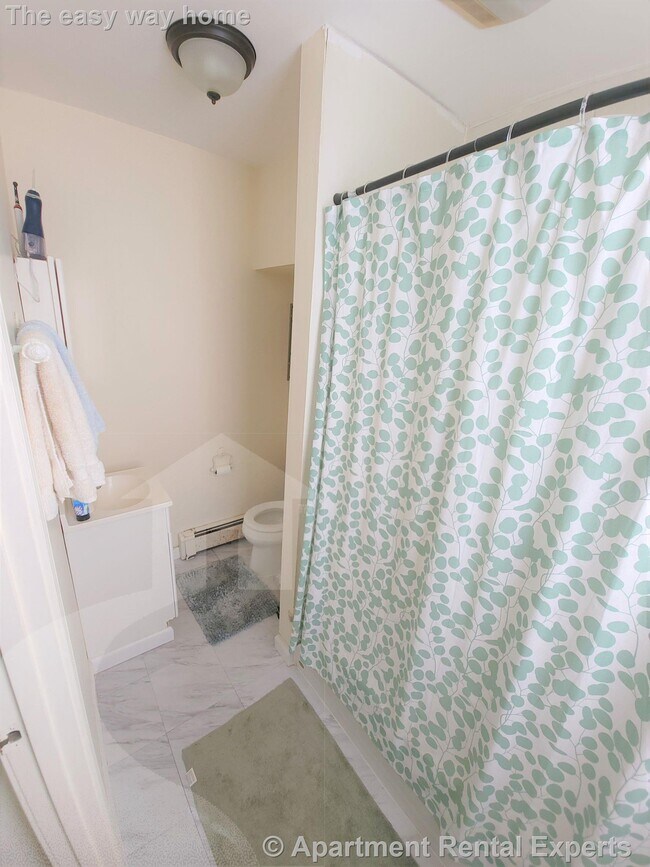 Building Photo - 37 Oak St