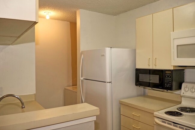 Building Photo - 1 bedroom 1 bath condo at Lakewood Park Co...