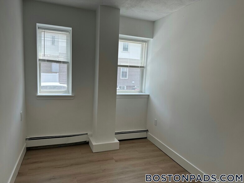 Building Photo - 740 E 7th St