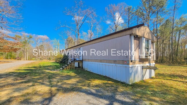 Building Photo - 3 BD 2 BA Single wide with large back yard!