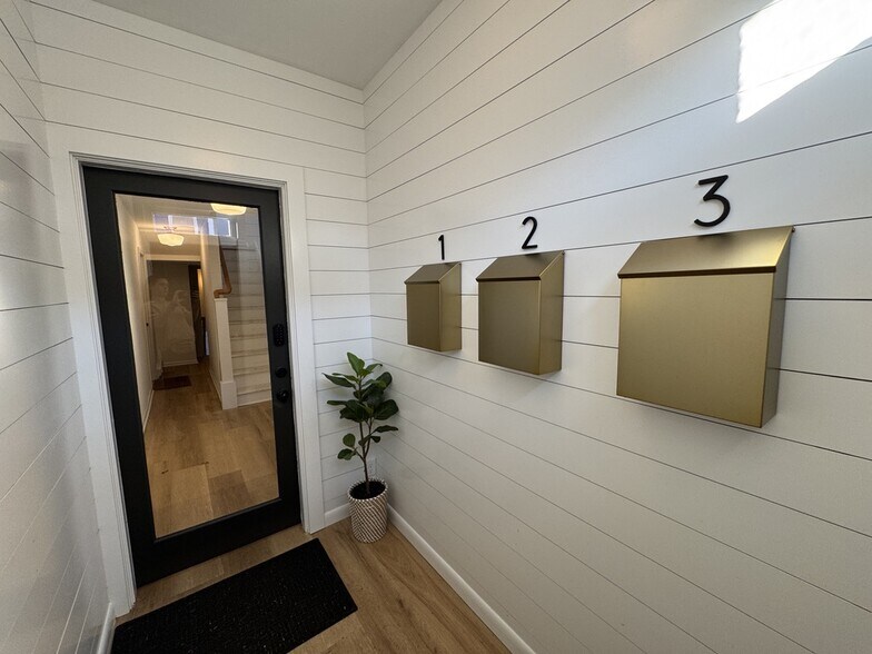 Shared vestibule - 26 East St