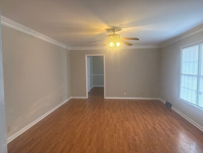 Building Photo - Large Family Home!!