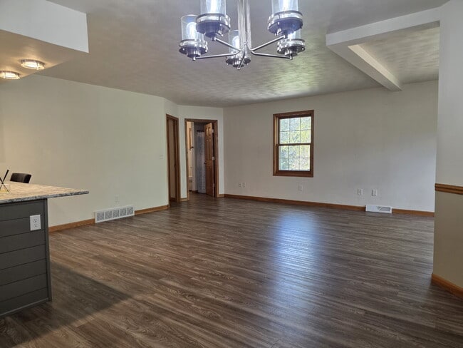 Building Photo - Multi generational Home New London
