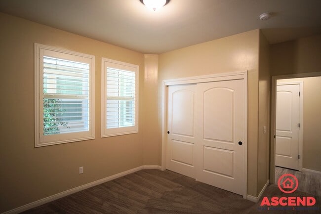 Building Photo - Glamorous Home in Seven Oaks Gated Community!