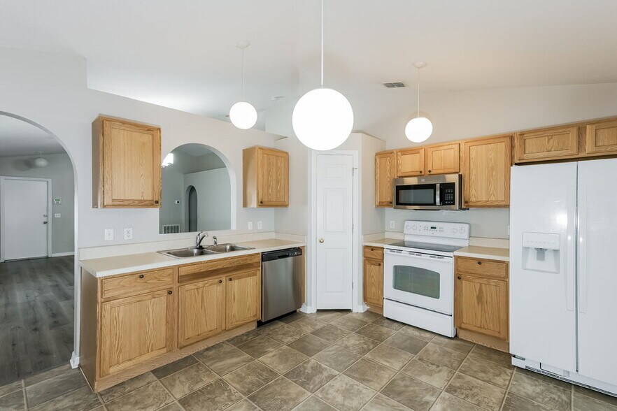 Building Photo - 927 Brenton Leaf Dr