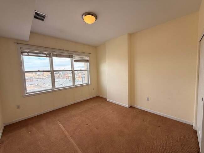 Building Photo - Elevated Urban Living & Comfort in the Heart of Denver