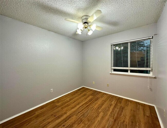 Building Photo - 16910 Village Oak Loop