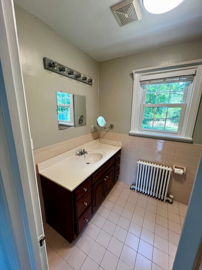 Building Photo - Beautiful Four Bedroom House, Right Off Grove and Patterson!! Lawn Care Included!!