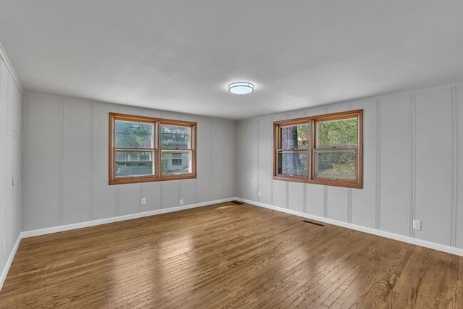 Building Photo - Renovated 4BR Home – Modern Finishes, Off-Street Parking