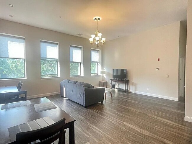 Building Photo - 1022 Hancock St