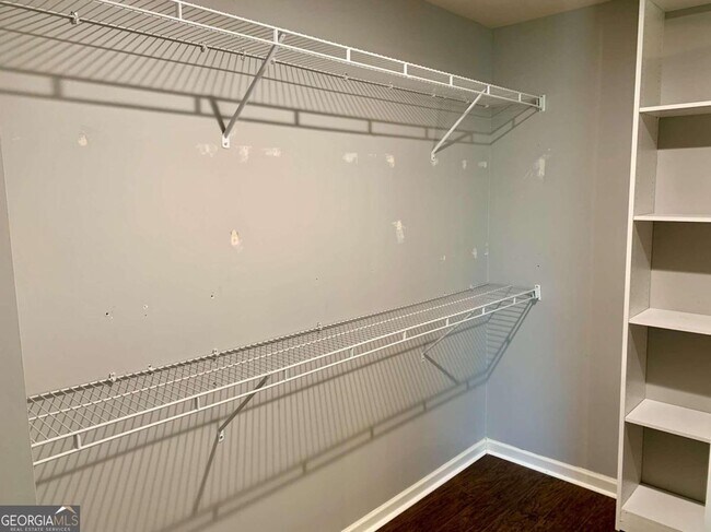 Building Photo - 1370 Long Acre Dr