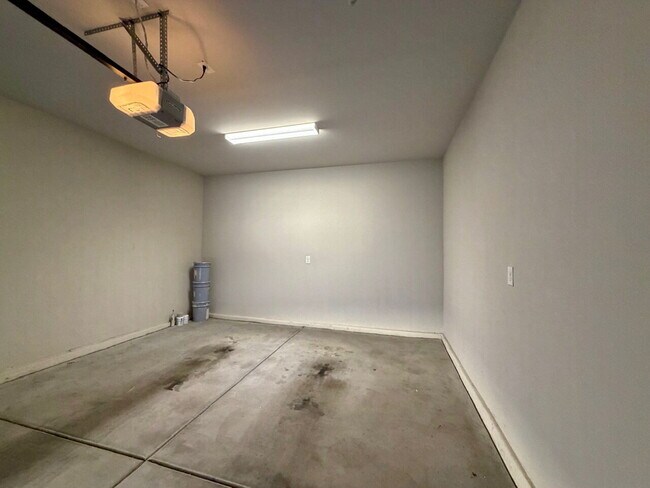 Building Photo - GATED 4 BED 2.5 BATH 2 CAR GARAGE SINGLE FAMILY HOME w/ LOFT, BEDROOM DOWNSTAIRS, NEXT TO COMMUNI...