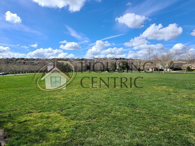 Building Photo - Executive Single Story Rental in Gated Serrano Community!