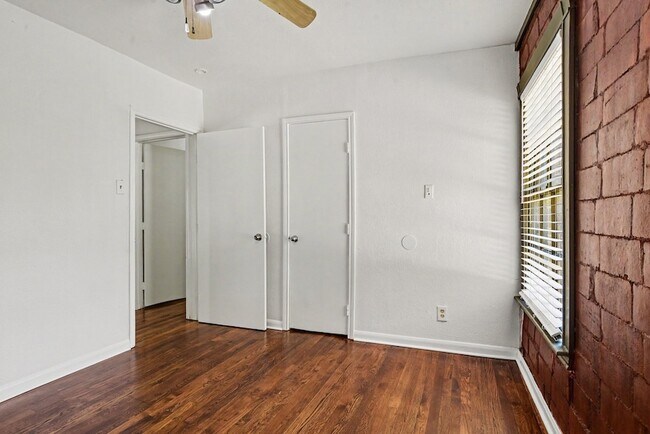 Building Photo - 405 N Prairie Ave