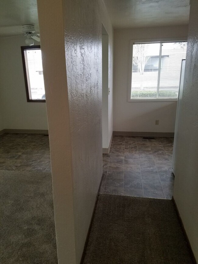 Building Photo - 2415-2425-2425 Wooddale Ave NE