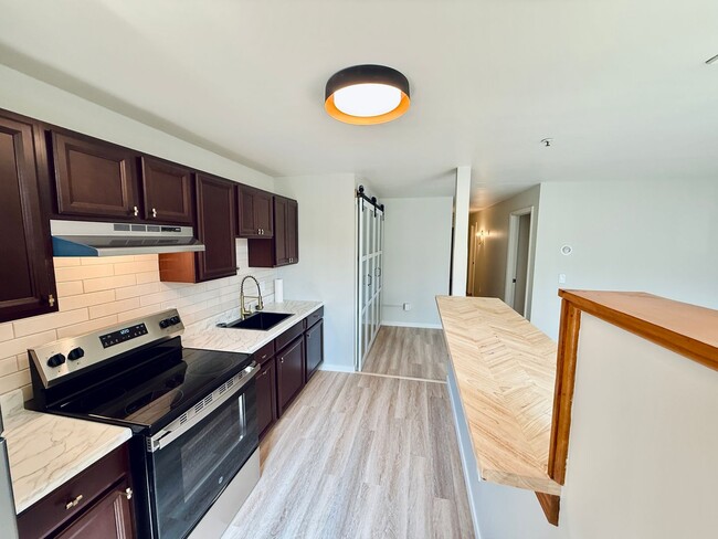 Building Photo - Just listed for rent and ready - Stylish C...