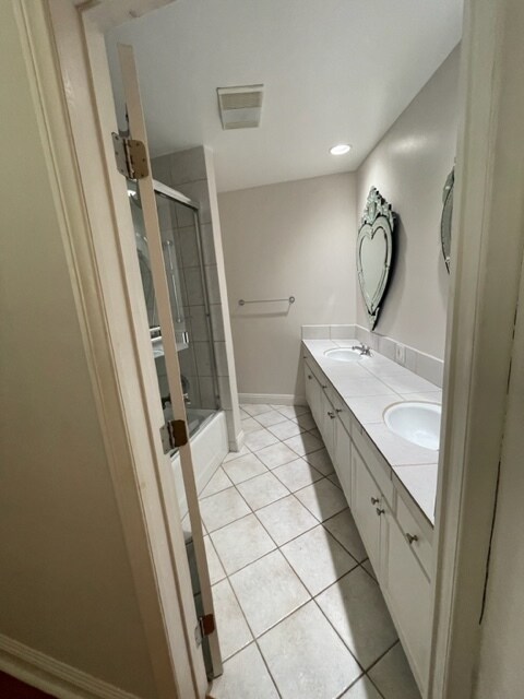 Master bath (with bathtub) - 11970 Montana Ave