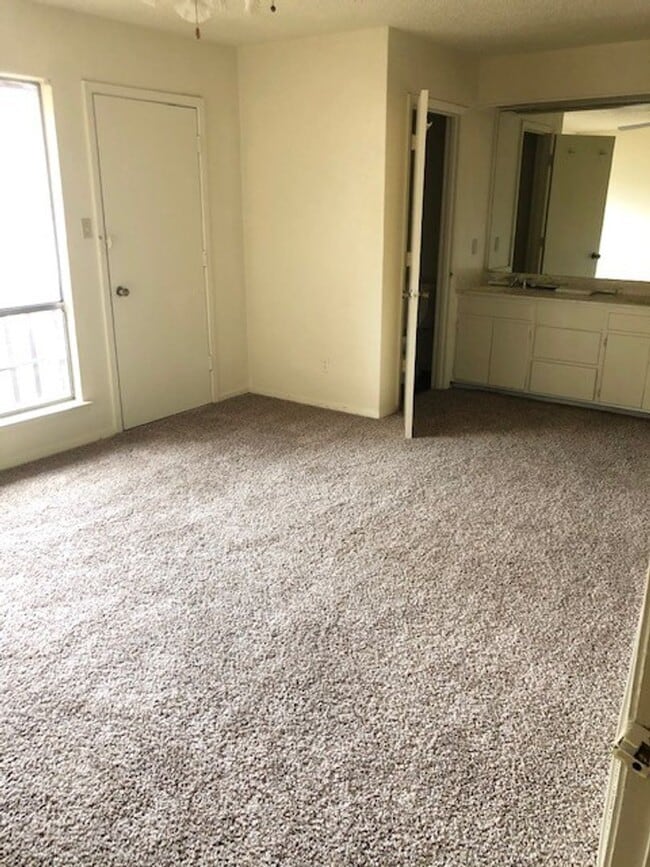 Building Photo - SUPER SPACIOUS 2 BEDROOM TOWNHOME