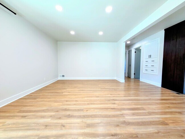 Building Photo - 1023 E Millbert Ave