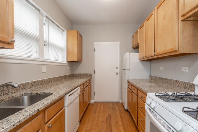 1BR, 1BA - 645SF - 734-44 W. Aldine