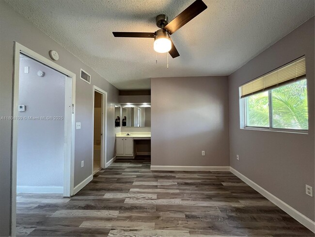 Building Photo - 843 Crystal Lake Dr