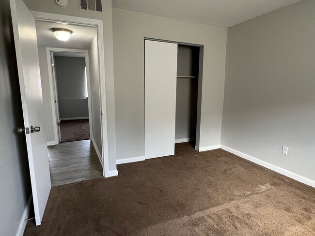 Building Photo - East Ridge Apartments - Remodeled 2 bedroom unit