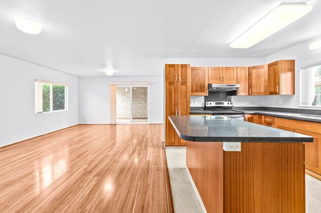 Building Photo - Spacious 3 Bedroom, 2.5 Bath Single Family...