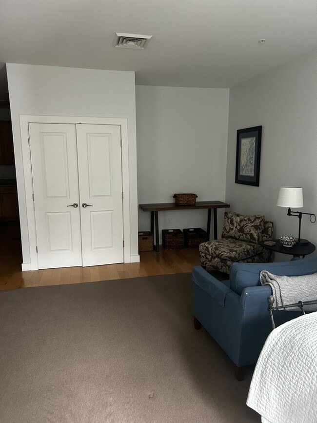 Building Photo - Studio Available September 1st!! - Fully Furnished - Great Portland Location!