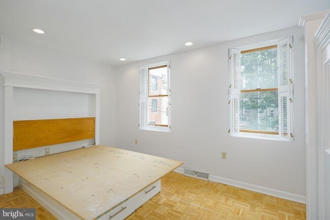 Building Photo - 704 S Darien St
