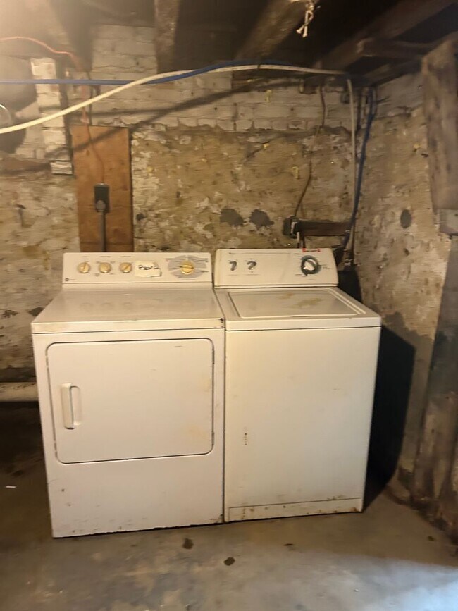 Building Photo - Germantown 2BR w/porch and yard