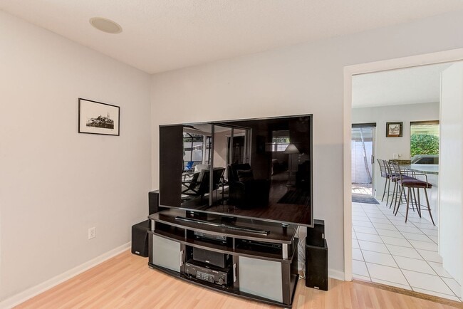 Building Photo - 3-Bedroom, 2-Bath Seminole Home – Fully Furnished & Move-In Ready!