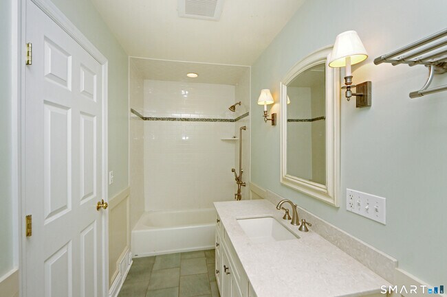 Building Photo - 950 Rock Rimmon Rd