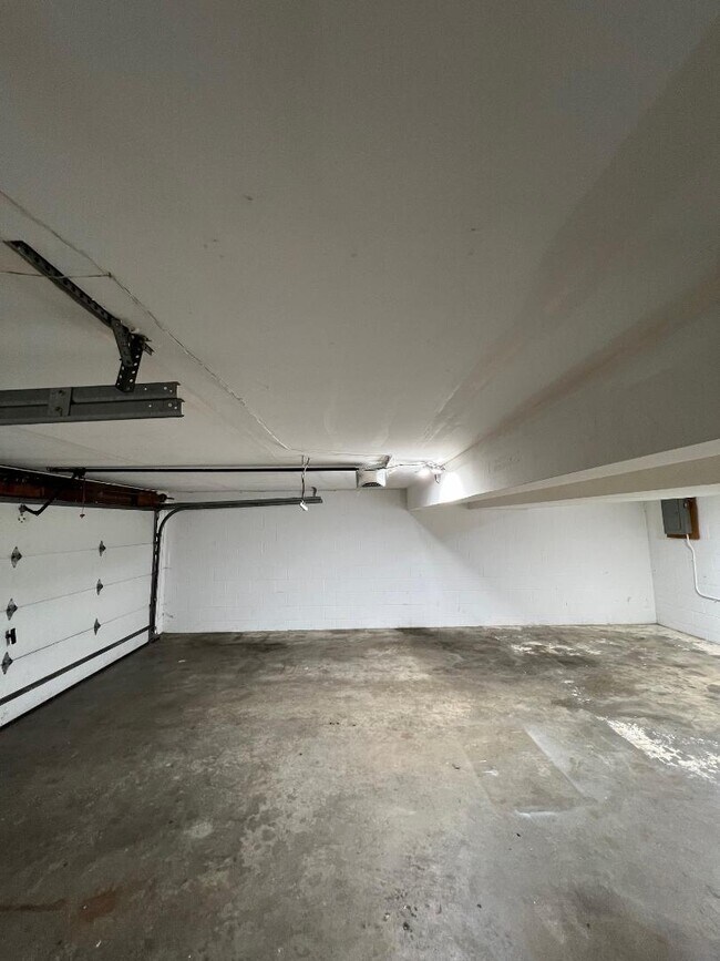 Building Photo - 2091 Bradley St
