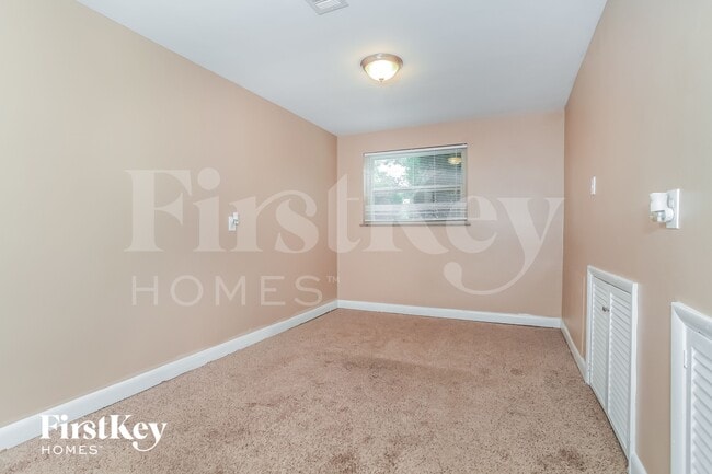 Building Photo - 1015 Thunderbird Dr