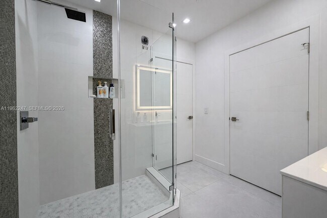 Building Photo - 2525 SW 3rd Ave