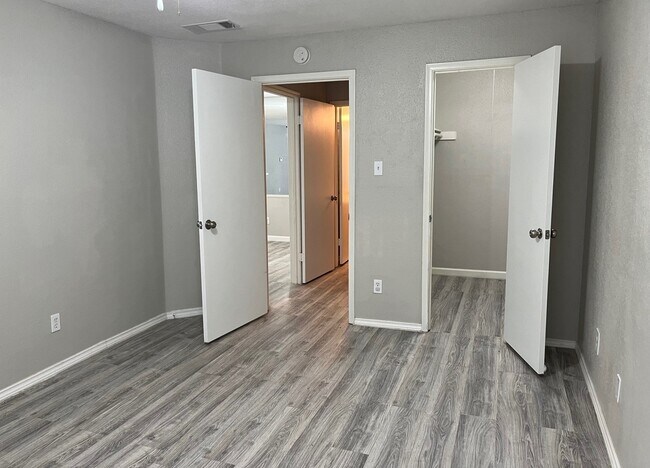 Building Photo - 10637 Braes Bend Dr