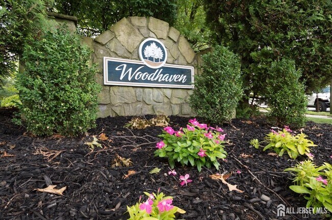 Building Photo - 902 Woodhaven Dr