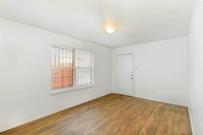 Building Photo - Comfort and Convenience of 3BD/2BA Duplex in Fort Worth!