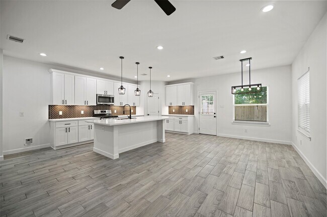 Building Photo - 1071 St Clair St