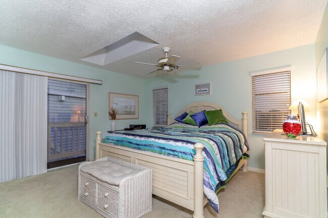 Building Photo - Gorgeous 2/2 condo at Indian Shores