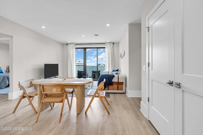 Building Photo - 218 3rd Ave