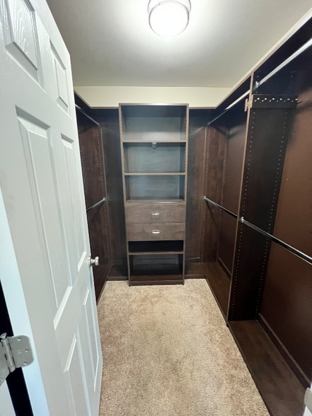Building Photo - 820 Harbor Woods Dr