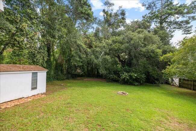 Building Photo - 103 S Chapel Dr