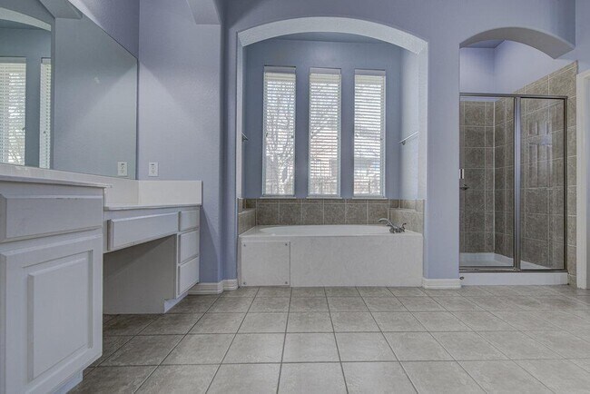 Building Photo - 2785 Lake Forest Dr