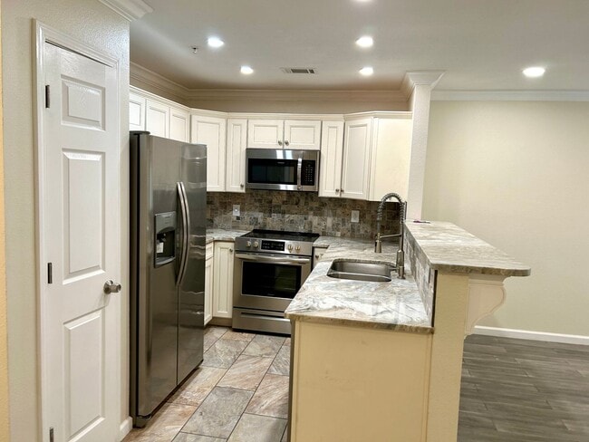 Building Photo - Enjoy this beautifully updated 3 Bed/2.5 B...