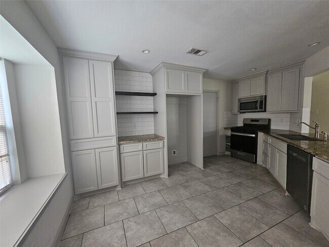 Building Photo - 3206 Pebble Lake Dr